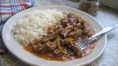 Hovězí tokáň na cibuli: jemnější než guláš, s bílým vínem a rajčatovým protlakem