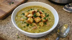 Hrachová polévka s krutony: poctivě hustá, krémová a skvělá i druhý den