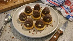 Vosí hnízda bez pečení: tvárné těsto, jemný krém a úly, které se vždy povedou