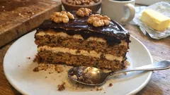 Velký ořechový dort s kávovým krémem a čokoládovou polevou – po odležení je nejjemnější