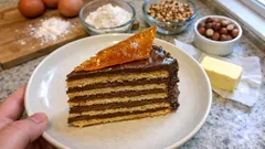 Dobošův dort krok za krokem: tenké piškoty, hladký čokoládový krém a křupavý karamel