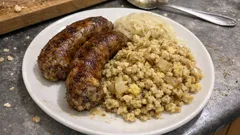 Jitrnice s vaječnými kroupami z jedné pánve: rychlý oběd, který zasytí