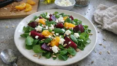 Salát z červené řepy s pomerančem a medovým kozím sýrem – svěží a hotový za chvíli