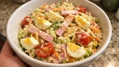 Svěží zeleninový salát s vejci, šunkou a sýrem – s jogurtovo-hořčičným dresinkem