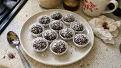 Rumové kuličky v kokosu: jednoduché nepečené cukroví, které vždy drží tvar