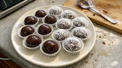 Nepečené rumové kuličky v čokoládě: vánoční cukroví bez trouby