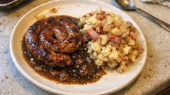 Vinná klobása na černém pivě: šťavnatá večeře z trouby se šťouchanými bramborami