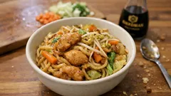 Domácí čínské nudle s kuřecím a křupavou zeleninou: rychlé wok jídlo