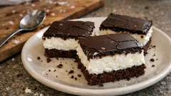 Míša řezy na plech: nadýchaný kakaový korpus a tvarohový krém krok za krokem