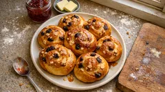 Nadýchané snídaňové briošky s rozinkami v rumu a mandlemi – měkké i druhý den