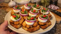 Kuřecí „rarášci“ na česnekové topince: hospodská chuťovka, která mizí ze stolu