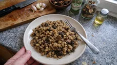 Štědrovečerní kuba z krupek: voňavé houby, česnek a zapečení, které drží tvar