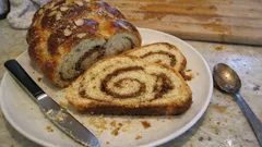 Vánočka se skořicí a hnědým cukrem: krásné mramorování a vláčná střídka