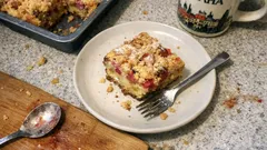 Vláčný koláč s rebarborou a jahodami: podmáslové těsto a křupavá drobenka