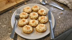 Domácí česneková pomazánka z eidamu: řízná klasika na jednohubky