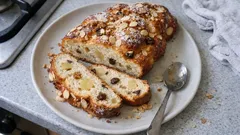 Domácí vánočka s marcipánem, rozinkami a ořechy – vláčná a krásně nadýchaná