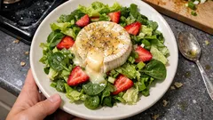 Jahodový salát s rozpečeným brie: lehká večeře, která chutná slavnostně