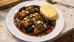 Staročeský kapr na sladkokyselo: omáčka s perníkem, švestkami a mandlemi