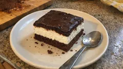 Míša řezy na plech: kakaový piškot, tvarohový krém a čokoládová krusta