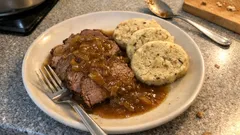 Hovězí s cibulovou omáčkou: pomalu tažená cibule udělá zázraky