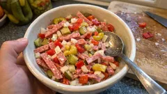 Neapolský salát se salámem: šťavnatý lahůdkový základ na chlebíčky