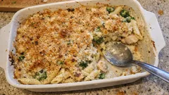 Zapečené penne s kuřetem a brokolicí: krémová sýrová omáčka a křupavý vršek