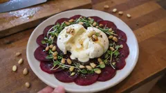 Červená řepa s burratou a piniemi: rychlý předkrm, který vypadá jako z bistra