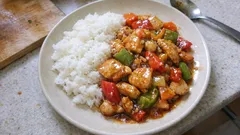 Domácí kuřecí čína z pánve: šťavnaté maso díky solamylu a křupavá zelenina