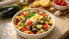 Letní těstoviny se zeleninou: lilek, cuketa a citron za 20 minut