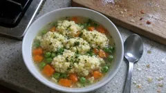 Rychlá polévka s mrkví a hráškem: domácí strouhání nastrouháte rovnou do hrnce