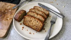 Banánový chlebíček z přezrálých banánů: vláčný a hotový skoro bez práce