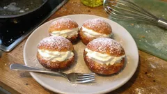 Rychlé koblížky se šlehačkou: jogurtové těsto bez kynutí hotové za chvíli