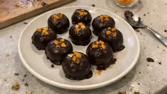 Nepečené čokoládovo-pomerančové kuličky s likérem: hotové za pár minut