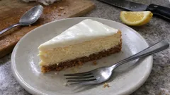 Pečený cheesecake se sušenkovým korpusem – krémový a bez prasklin (krok za krokem)