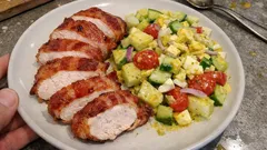 Kuřecí prsa ve slanině a low‑carb salát: rychlý oběd, který zasytí