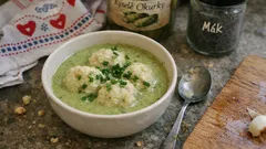 Brokolicová polévka s drožďovými knedlíčky: krémová, sytá a hotová bez kynutí