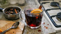 Svařák jako z vánočních trhů: jednoduchý postup, který víno nikdy nerozvaří