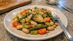 Teplý fazolový salát s kapustičkami a mrkví: rychlá večeře z jedné pánve