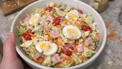 Zeleninový salát s vejci, šunkou a sýrem: rychlá večeře s jogurtovým dresinkem