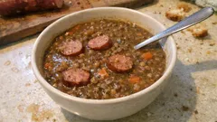 Čočková polévka s párkem podle ČSN: poctivá klasika se světlou jíškou krok za krokem