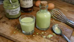 Grinchův elixír: domácí pistáciový likér s rumem, krémový jako jemný vaječňák