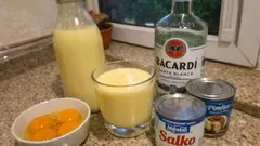 Domácí vaječný koňak bez vaření: krémový likér ze žloutků a kondenzovaného mléka