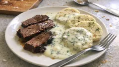 Koprová omáčka s knedlíkem jako od babičky: hladká díky zahuštění pečivem