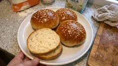 Veganské burgerové housky ze sójového mléka: nadýchané, měkké a drží náplň