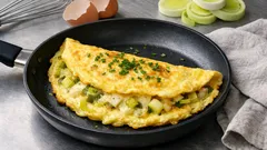 Krémová omeleta s pórkem a cibulí k večeři