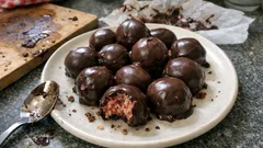 Punčové kuličky bez pečení: piškoty, rybízová marmeláda a čokoládová poleva