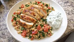Tabbouleh z celozrnného kuskusu s pečeným kuřetem a tzatziki – lehký oběd
