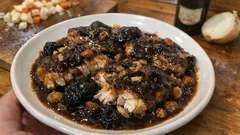 Kapr načerno po staročesku: tmavá sladkokyselá omáčka z piva, perníku a povidel