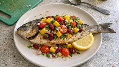 Pečená pražma s mangovou salsou: lehká večeře z trouby hotová za chvíli