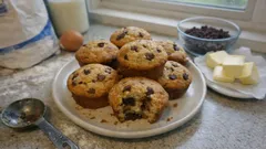 Rychlé čokoládové muffiny z pár surovin: nadýchané a vláčné i druhý den